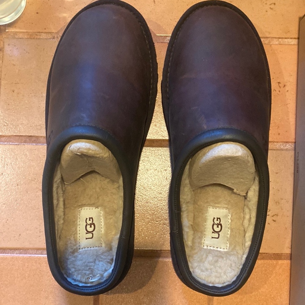 UGGS chocolate brown indoor/outdoor slippers.